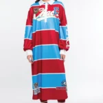 Το Semester Long Dress της Peace + Chaos συνδυάζει τη sporty αισθητική ενός rugby shirt με μια άνετη και μοντέρνα μακριά γραμμή. Κατασκευασμένο από ελαφρύ ύφασμα τύπου φούτερ, διαθέτει ιδιαίτερο placement print με διαδοχικές κόκκινες και μπλε ρίγες, varsity στοιχεία και αθλητικές αναφορές, δημιουργώντας ένα ξεχωριστό statement look.