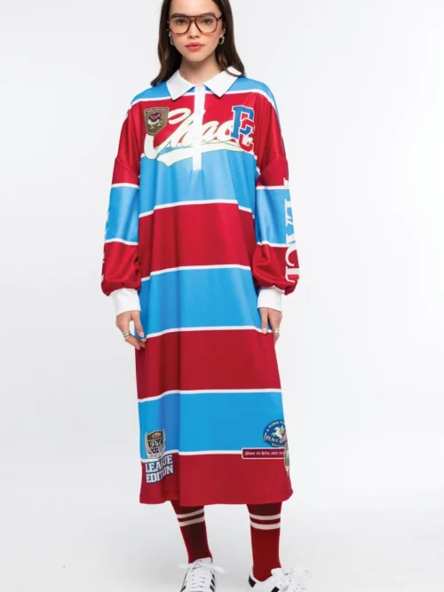 Το Semester Long Dress της Peace + Chaos συνδυάζει τη sporty αισθητική ενός rugby shirt με μια άνετη και μοντέρνα μακριά γραμμή. Κατασκευασμένο από ελαφρύ ύφασμα τύπου φούτερ, διαθέτει ιδιαίτερο placement print με διαδοχικές κόκκινες και μπλε ρίγες, varsity στοιχεία και αθλητικές αναφορές, δημιουργώντας ένα ξεχωριστό statement look.