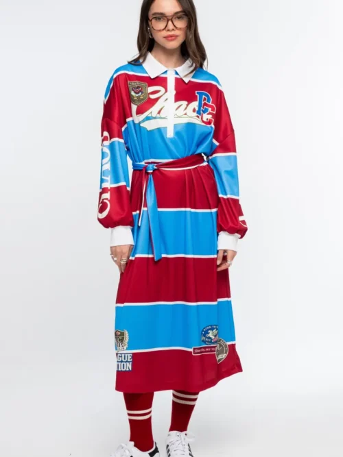 Το Semester Long Dress της Peace + Chaos συνδυάζει τη sporty αισθητική ενός rugby shirt με μια άνετη και μοντέρνα μακριά γραμμή. Κατασκευασμένο από ελαφρύ ύφασμα τύπου φούτερ, διαθέτει ιδιαίτερο placement print με διαδοχικές κόκκινες και μπλε ρίγες, varsity στοιχεία και αθλητικές αναφορές, δημιουργώντας ένα ξεχωριστό statement look.