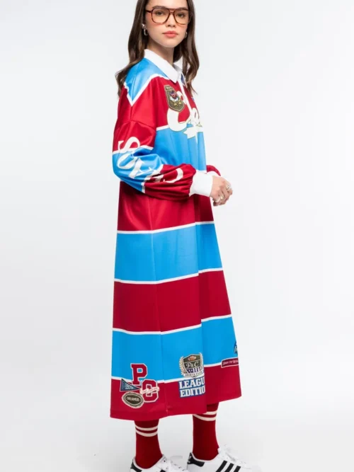 Το Semester Long Dress της Peace + Chaos συνδυάζει τη sporty αισθητική ενός rugby shirt με μια άνετη και μοντέρνα μακριά γραμμή. Κατασκευασμένο από ελαφρύ ύφασμα τύπου φούτερ, διαθέτει ιδιαίτερο placement print με διαδοχικές κόκκινες και μπλε ρίγες, varsity στοιχεία και αθλητικές αναφορές, δημιουργώντας ένα ξεχωριστό statement look.