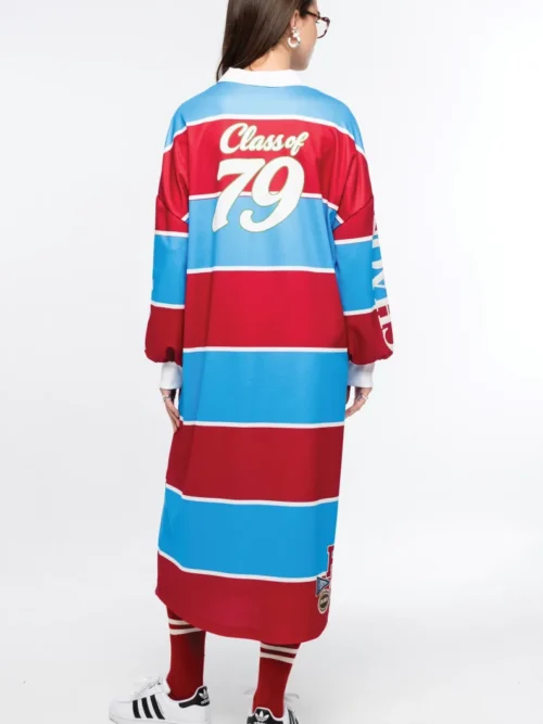 Το Semester Long Dress της Peace + Chaos συνδυάζει τη sporty αισθητική ενός rugby shirt με μια άνετη και μοντέρνα μακριά γραμμή. Κατασκευασμένο από ελαφρύ ύφασμα τύπου φούτερ, διαθέτει ιδιαίτερο placement print με διαδοχικές κόκκινες και μπλε ρίγες, varsity στοιχεία και αθλητικές αναφορές, δημιουργώντας ένα ξεχωριστό statement look.