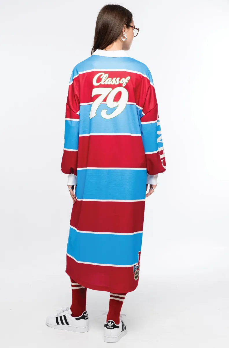 Το Semester Long Dress της Peace + Chaos συνδυάζει τη sporty αισθητική ενός rugby shirt με μια άνετη και μοντέρνα μακριά γραμμή. Κατασκευασμένο από ελαφρύ ύφασμα τύπου φούτερ, διαθέτει ιδιαίτερο placement print με διαδοχικές κόκκινες και μπλε ρίγες, varsity στοιχεία και αθλητικές αναφορές, δημιουργώντας ένα ξεχωριστό statement look.