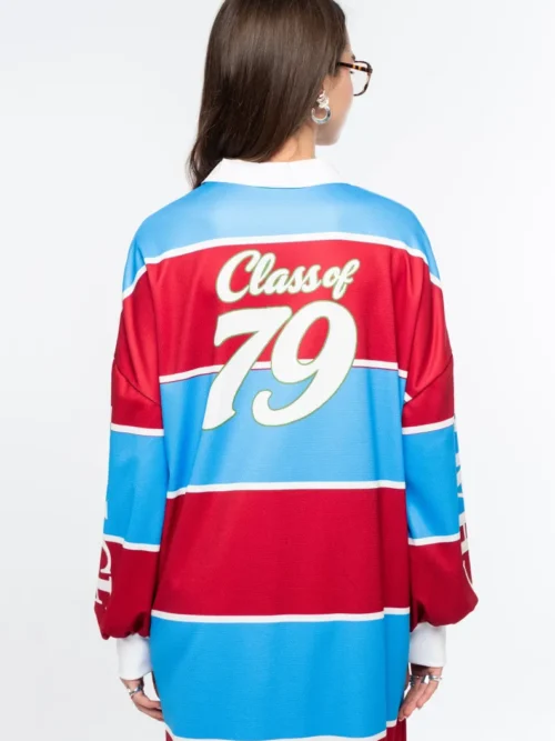 Το Semester Long Dress της Peace + Chaos συνδυάζει τη sporty αισθητική ενός rugby shirt με μια άνετη και μοντέρνα μακριά γραμμή. Κατασκευασμένο από ελαφρύ ύφασμα τύπου φούτερ, διαθέτει ιδιαίτερο placement print με διαδοχικές κόκκινες και μπλε ρίγες, varsity στοιχεία και αθλητικές αναφορές, δημιουργώντας ένα ξεχωριστό statement look.