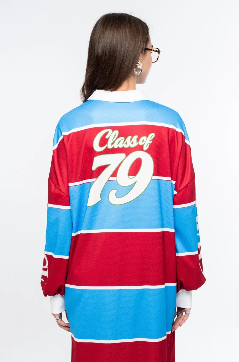 Το Semester Long Dress της Peace + Chaos συνδυάζει τη sporty αισθητική ενός rugby shirt με μια άνετη και μοντέρνα μακριά γραμμή. Κατασκευασμένο από ελαφρύ ύφασμα τύπου φούτερ, διαθέτει ιδιαίτερο placement print με διαδοχικές κόκκινες και μπλε ρίγες, varsity στοιχεία και αθλητικές αναφορές, δημιουργώντας ένα ξεχωριστό statement look.