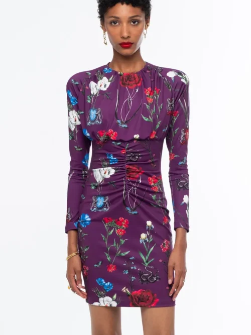 Το Violet Short Dress της Peace + Chaos ξεχωρίζει χάρη στο εντυπωσιακό all-over print σε μωβ φόντο. Το σχέδιο συνδυάζει μυθικά πλάσματα και εμβλήματα με έντονα floral μοτίβα, δημιουργώντας ένα ξεχωριστό αποτέλεσμα. Έτσι, το φόρεμα αποκτά ιδιαίτερη αισθητική και εκφράζει τη δημιουργική προσέγγιση των Ελλήνων designers της Peace + Chaos.