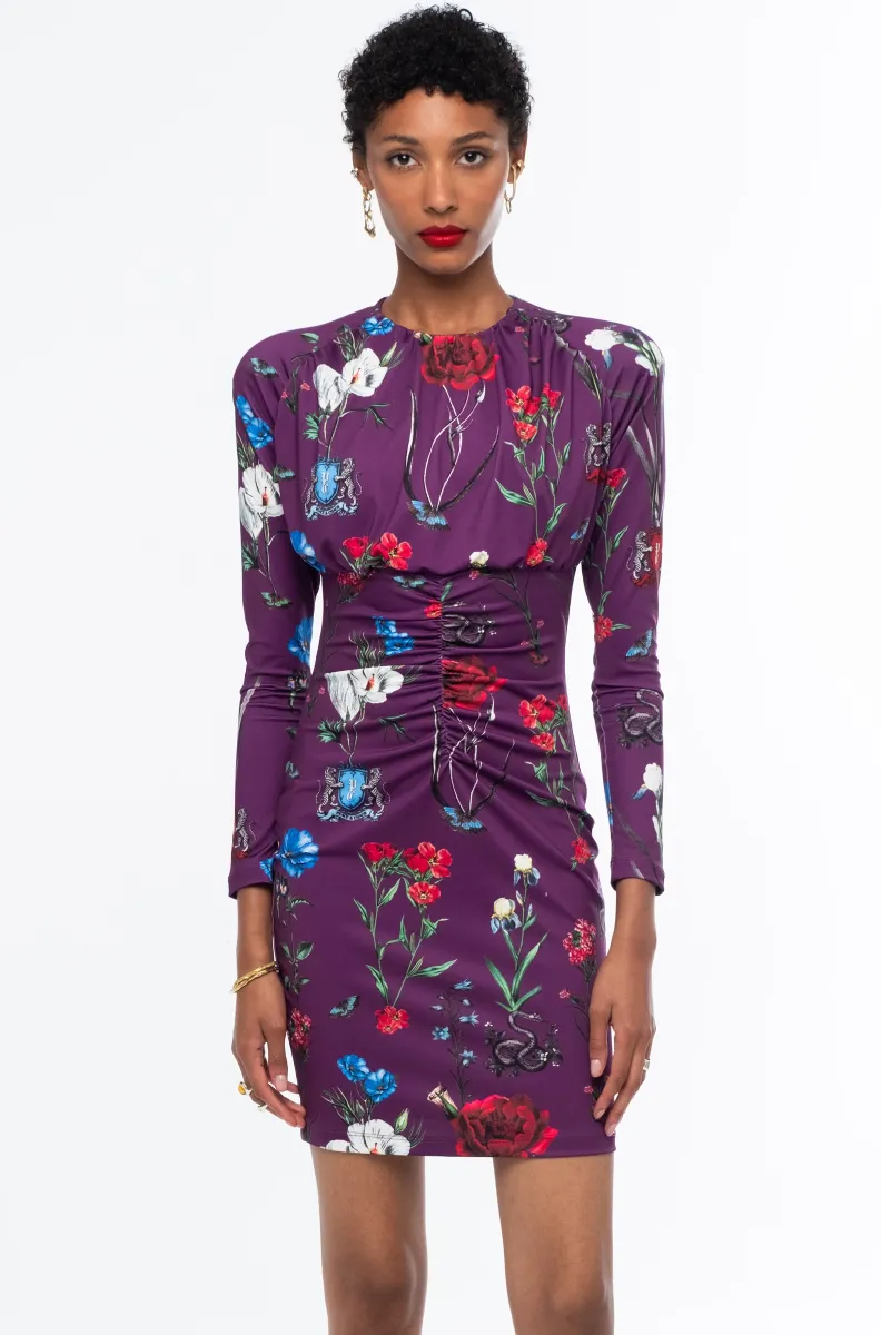 Το Violet Short Dress της Peace + Chaos ξεχωρίζει χάρη στο εντυπωσιακό all-over print σε μωβ φόντο. Το σχέδιο συνδυάζει μυθικά πλάσματα και εμβλήματα με έντονα floral μοτίβα, δημιουργώντας ένα ξεχωριστό αποτέλεσμα. Έτσι, το φόρεμα αποκτά ιδιαίτερη αισθητική και εκφράζει τη δημιουργική προσέγγιση των Ελλήνων designers της Peace + Chaos.