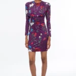 Το Violet Short Dress της Peace + Chaos ξεχωρίζει χάρη στο εντυπωσιακό all-over print σε μωβ φόντο. Το σχέδιο συνδυάζει μυθικά πλάσματα και εμβλήματα με έντονα floral μοτίβα, δημιουργώντας ένα ξεχωριστό αποτέλεσμα. Έτσι, το φόρεμα αποκτά ιδιαίτερη αισθητική και εκφράζει τη δημιουργική προσέγγιση των Ελλήνων designers της Peace + Chaos.