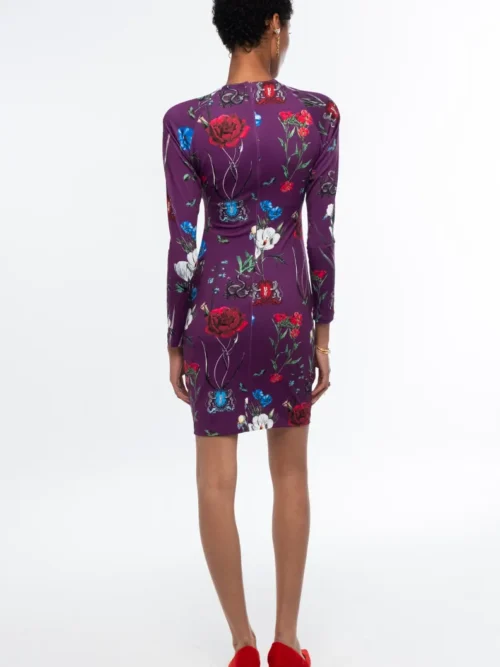 Το Violet Short Dress της Peace + Chaos ξεχωρίζει χάρη στο εντυπωσιακό all-over print σε μωβ φόντο. Το σχέδιο συνδυάζει μυθικά πλάσματα και εμβλήματα με έντονα floral μοτίβα, δημιουργώντας ένα ξεχωριστό αποτέλεσμα. Έτσι, το φόρεμα αποκτά ιδιαίτερη αισθητική και εκφράζει τη δημιουργική προσέγγιση των Ελλήνων designers της Peace + Chaos.