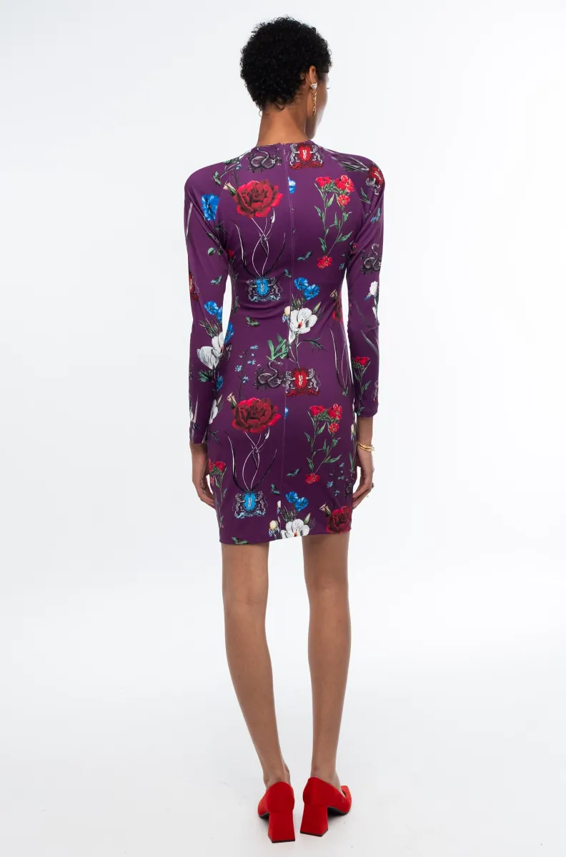 Το Violet Short Dress της Peace + Chaos ξεχωρίζει χάρη στο εντυπωσιακό all-over print σε μωβ φόντο. Το σχέδιο συνδυάζει μυθικά πλάσματα και εμβλήματα με έντονα floral μοτίβα, δημιουργώντας ένα ξεχωριστό αποτέλεσμα. Έτσι, το φόρεμα αποκτά ιδιαίτερη αισθητική και εκφράζει τη δημιουργική προσέγγιση των Ελλήνων designers της Peace + Chaos.