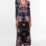 Το Emblem Long Dress της Peace + Chaos ξεχωρίζει χάρη στο ιδιαίτερο placement print, το οποίο αντλεί έμπνευση από τη λαϊκή τέχνη και τα παραδοσιακά κεντήματα.
