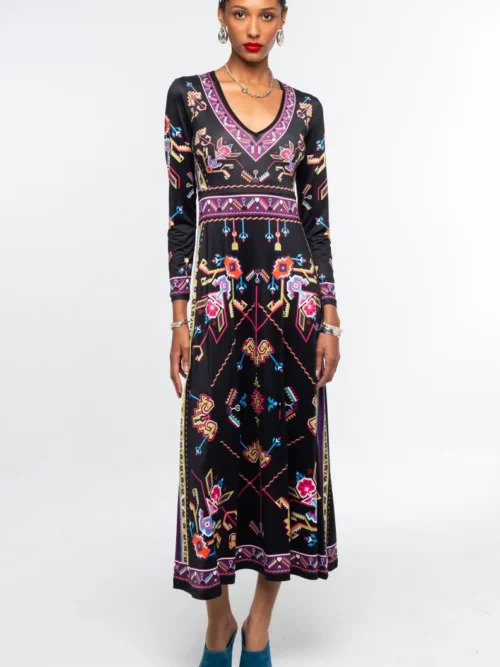 Το Emblem Long Dress της Peace + Chaos ξεχωρίζει χάρη στο ιδιαίτερο placement print, το οποίο αντλεί έμπνευση από τη λαϊκή τέχνη και τα παραδοσιακά κεντήματα.
