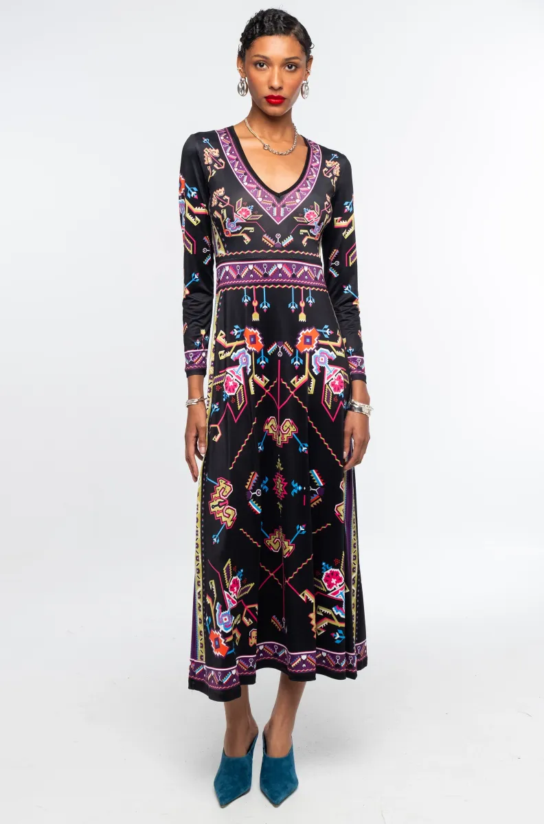 w26936a_1 Το Emblem Long Dress της Peace + Chaos ξεχωρίζει χάρη στο ιδιαίτερο placement print, το οποίο αντλεί έμπνευση από τη λαϊκή τέχνη και τα παραδοσιακά κεντήματα.