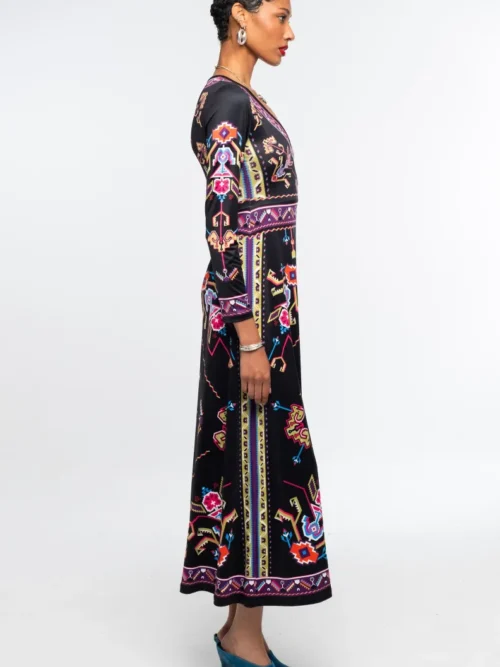 Το Emblem Long Dress της Peace + Chaos ξεχωρίζει χάρη στο ιδιαίτερο placement print, το οποίο αντλεί έμπνευση από τη λαϊκή τέχνη και τα παραδοσιακά κεντήματα.