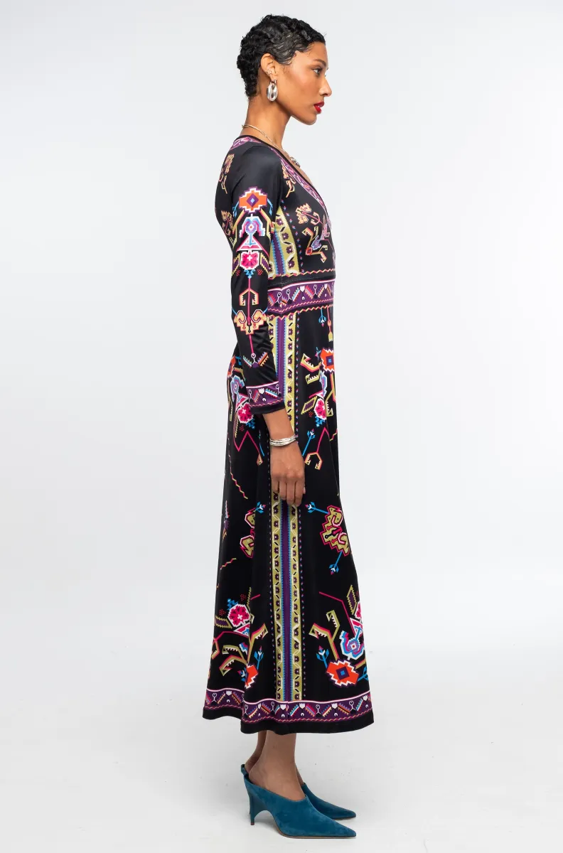Το Emblem Long Dress της Peace + Chaos ξεχωρίζει χάρη στο ιδιαίτερο placement print, το οποίο αντλεί έμπνευση από τη λαϊκή τέχνη και τα παραδοσιακά κεντήματα.