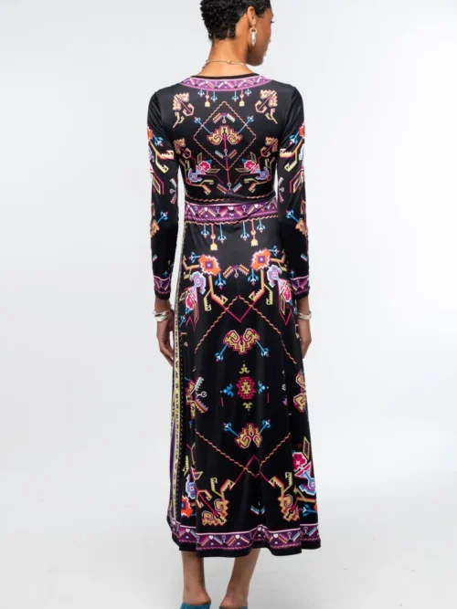 Το Emblem Long Dress της Peace + Chaos ξεχωρίζει χάρη στο ιδιαίτερο placement print, το οποίο αντλεί έμπνευση από τη λαϊκή τέχνη και τα παραδοσιακά κεντήματα.