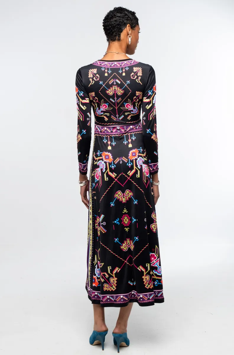Το Emblem Long Dress της Peace + Chaos ξεχωρίζει χάρη στο ιδιαίτερο placement print, το οποίο αντλεί έμπνευση από τη λαϊκή τέχνη και τα παραδοσιακά κεντήματα.
