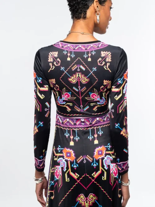 Το Emblem Long Dress της Peace + Chaos ξεχωρίζει χάρη στο ιδιαίτερο placement print, το οποίο αντλεί έμπνευση από τη λαϊκή τέχνη και τα παραδοσιακά κεντήματα.
