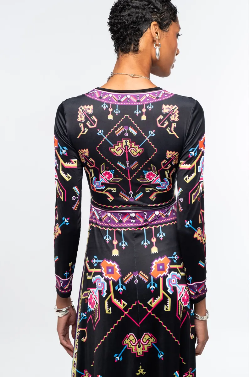 Το Emblem Long Dress της Peace + Chaos ξεχωρίζει χάρη στο ιδιαίτερο placement print, το οποίο αντλεί έμπνευση από τη λαϊκή τέχνη και τα παραδοσιακά κεντήματα.