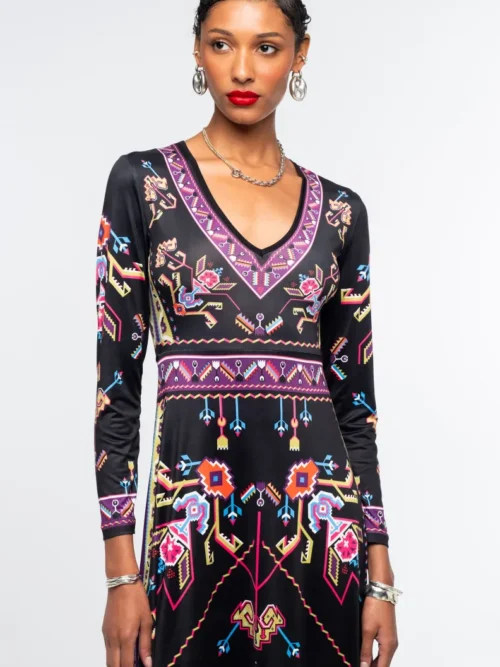 Το Emblem Long Dress της Peace + Chaos ξεχωρίζει χάρη στο ιδιαίτερο placement print, το οποίο αντλεί έμπνευση από τη λαϊκή τέχνη και τα παραδοσιακά κεντήματα.