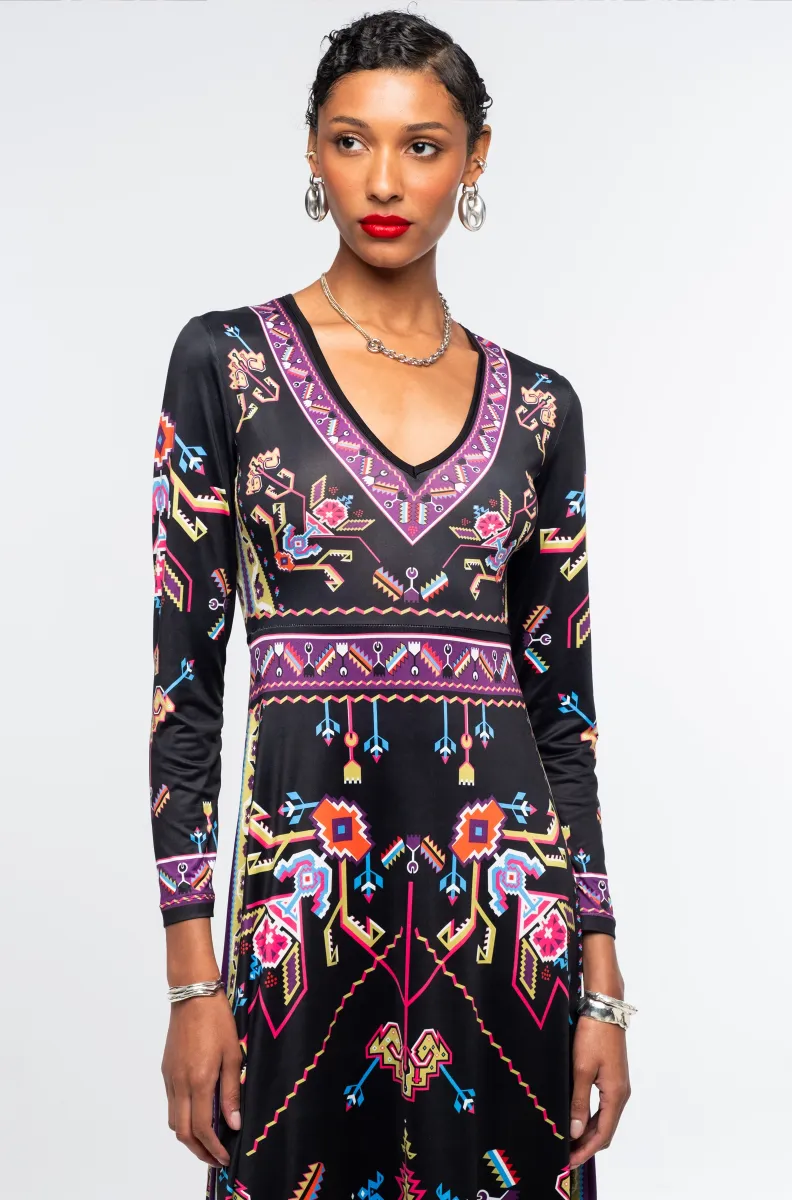 Το Emblem Long Dress της Peace + Chaos ξεχωρίζει χάρη στο ιδιαίτερο placement print, το οποίο αντλεί έμπνευση από τη λαϊκή τέχνη και τα παραδοσιακά κεντήματα.