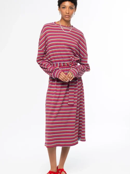 Το Harmony Long Dress της Peace + Chaos είναι ένα μακρύ πλεκτό φόρεμα που συνδυάζει την άνεση με τη σύγχρονη streetwear αισθητική. Διαθέτει πολύχρωμο all-over ριγέ μοτίβο, σχεδιασμένο αποκλειστικά για την Peace + Chaos, χαρίζοντας στο φόρεμα έντονο και ξεχωριστό χαρακτήρα.