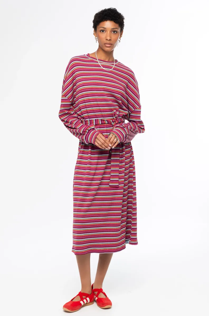 Το Harmony Long Dress της Peace + Chaos είναι ένα μακρύ πλεκτό φόρεμα που συνδυάζει την άνεση με τη σύγχρονη streetwear αισθητική. Διαθέτει πολύχρωμο all-over ριγέ μοτίβο, σχεδιασμένο αποκλειστικά για την Peace + Chaos, χαρίζοντας στο φόρεμα έντονο και ξεχωριστό χαρακτήρα.