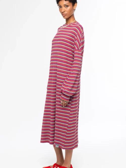 Το Harmony Long Dress της Peace + Chaos είναι ένα μακρύ πλεκτό φόρεμα που συνδυάζει την άνεση με τη σύγχρονη streetwear αισθητική. Διαθέτει πολύχρωμο all-over ριγέ μοτίβο, σχεδιασμένο αποκλειστικά για την Peace + Chaos, χαρίζοντας στο φόρεμα έντονο και ξεχωριστό χαρακτήρα.