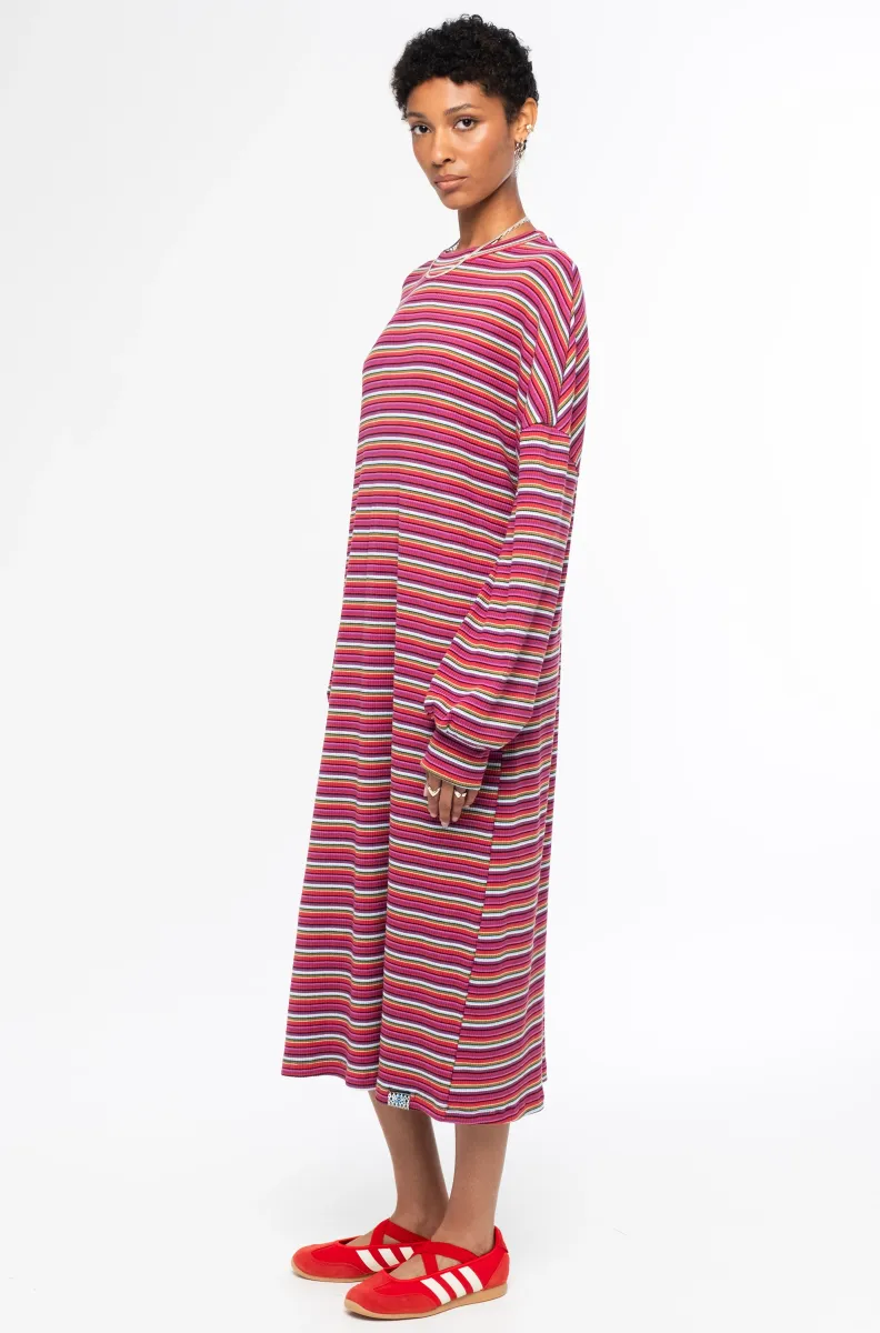 Το Harmony Long Dress της Peace + Chaos είναι ένα μακρύ πλεκτό φόρεμα που συνδυάζει την άνεση με τη σύγχρονη streetwear αισθητική. Διαθέτει πολύχρωμο all-over ριγέ μοτίβο, σχεδιασμένο αποκλειστικά για την Peace + Chaos, χαρίζοντας στο φόρεμα έντονο και ξεχωριστό χαρακτήρα.