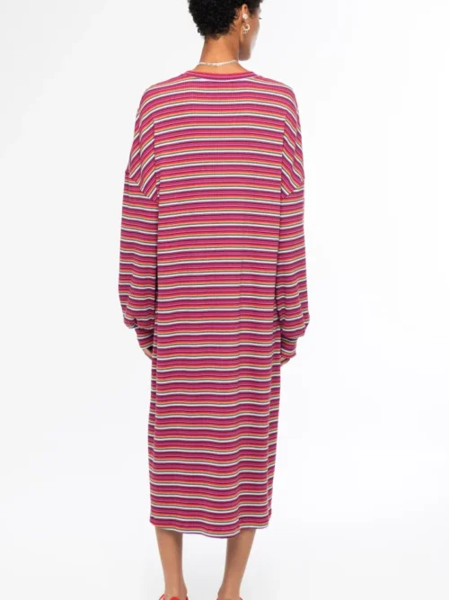 Το Harmony Long Dress της Peace + Chaos είναι ένα μακρύ πλεκτό φόρεμα που συνδυάζει την άνεση με τη σύγχρονη streetwear αισθητική. Διαθέτει πολύχρωμο all-over ριγέ μοτίβο, σχεδιασμένο αποκλειστικά για την Peace + Chaos, χαρίζοντας στο φόρεμα έντονο και ξεχωριστό χαρακτήρα.