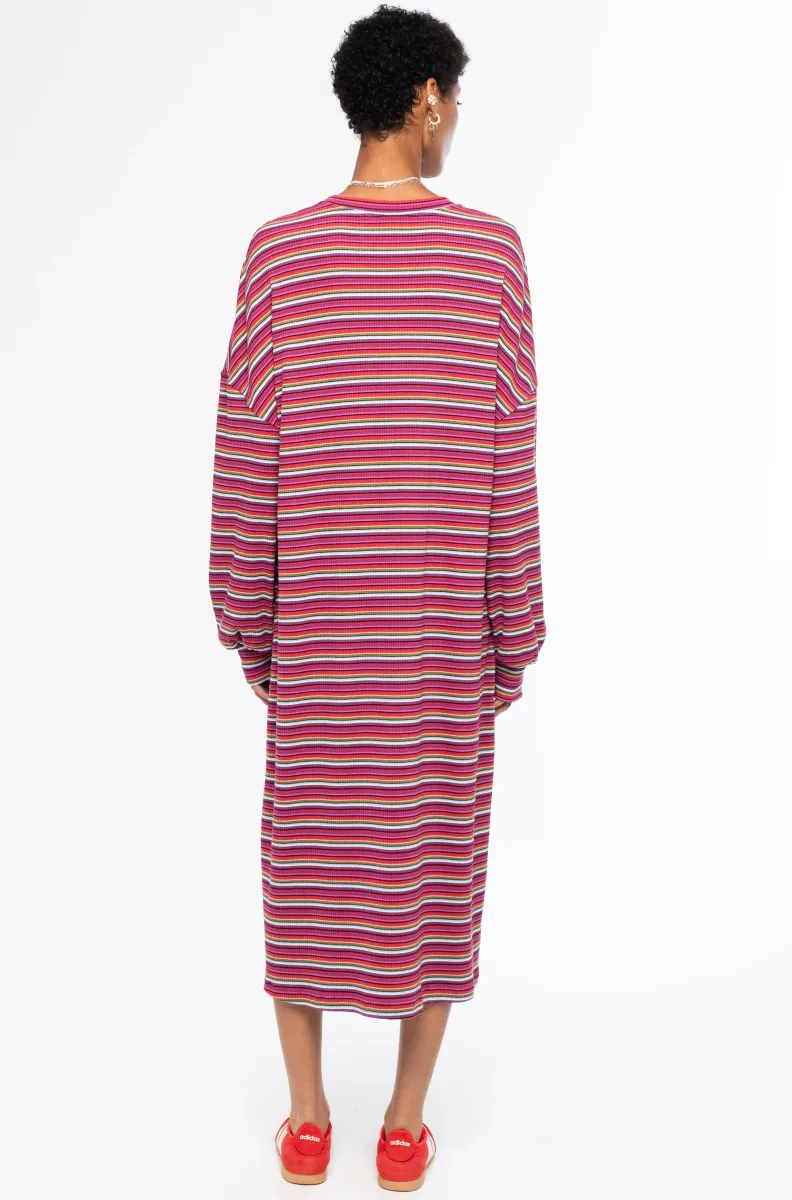 Το Harmony Long Dress της Peace + Chaos είναι ένα μακρύ πλεκτό φόρεμα που συνδυάζει την άνεση με τη σύγχρονη streetwear αισθητική. Διαθέτει πολύχρωμο all-over ριγέ μοτίβο, σχεδιασμένο αποκλειστικά για την Peace + Chaos, χαρίζοντας στο φόρεμα έντονο και ξεχωριστό χαρακτήρα.