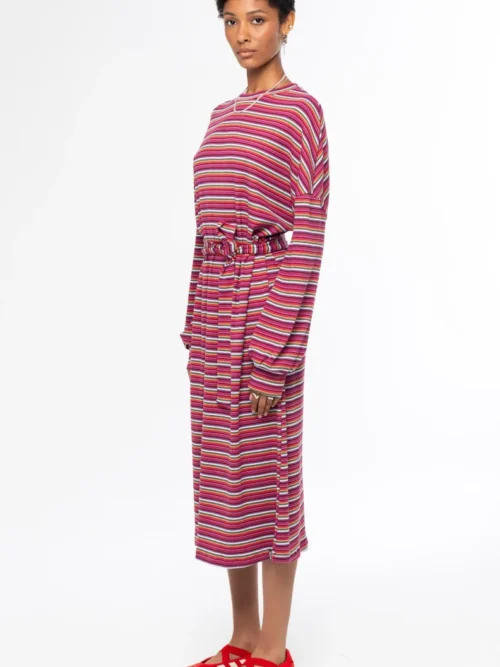 Το Harmony Long Dress της Peace + Chaos είναι ένα μακρύ πλεκτό φόρεμα που συνδυάζει την άνεση με τη σύγχρονη streetwear αισθητική. Διαθέτει πολύχρωμο all-over ριγέ μοτίβο, σχεδιασμένο αποκλειστικά για την Peace + Chaos, χαρίζοντας στο φόρεμα έντονο και ξεχωριστό χαρακτήρα.