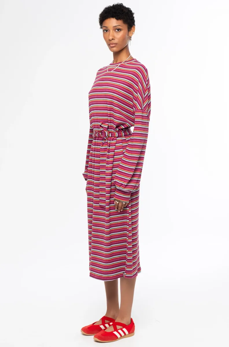 Το Harmony Long Dress της Peace + Chaos είναι ένα μακρύ πλεκτό φόρεμα που συνδυάζει την άνεση με τη σύγχρονη streetwear αισθητική. Διαθέτει πολύχρωμο all-over ριγέ μοτίβο, σχεδιασμένο αποκλειστικά για την Peace + Chaos, χαρίζοντας στο φόρεμα έντονο και ξεχωριστό χαρακτήρα.
