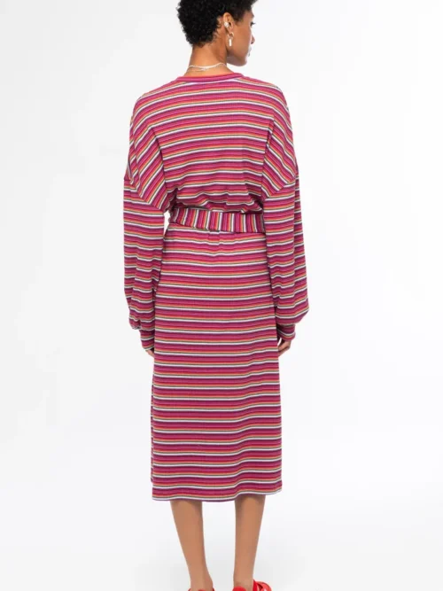 Το Harmony Long Dress της Peace + Chaos είναι ένα μακρύ πλεκτό φόρεμα που συνδυάζει την άνεση με τη σύγχρονη streetwear αισθητική. Διαθέτει πολύχρωμο all-over ριγέ μοτίβο, σχεδιασμένο αποκλειστικά για την Peace + Chaos, χαρίζοντας στο φόρεμα έντονο και ξεχωριστό χαρακτήρα.