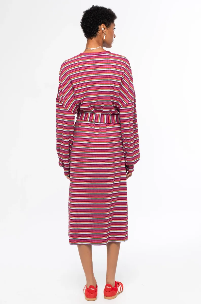 Το Harmony Long Dress της Peace + Chaos είναι ένα μακρύ πλεκτό φόρεμα που συνδυάζει την άνεση με τη σύγχρονη streetwear αισθητική. Διαθέτει πολύχρωμο all-over ριγέ μοτίβο, σχεδιασμένο αποκλειστικά για την Peace + Chaos, χαρίζοντας στο φόρεμα έντονο και ξεχωριστό χαρακτήρα.