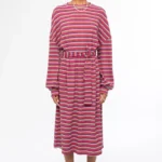 Το Harmony Long Dress της Peace + Chaos είναι ένα μακρύ πλεκτό φόρεμα που συνδυάζει την άνεση με τη σύγχρονη streetwear αισθητική. Διαθέτει πολύχρωμο all-over ριγέ μοτίβο, σχεδιασμένο αποκλειστικά για την Peace + Chaos, χαρίζοντας στο φόρεμα έντονο και ξεχωριστό χαρακτήρα.
