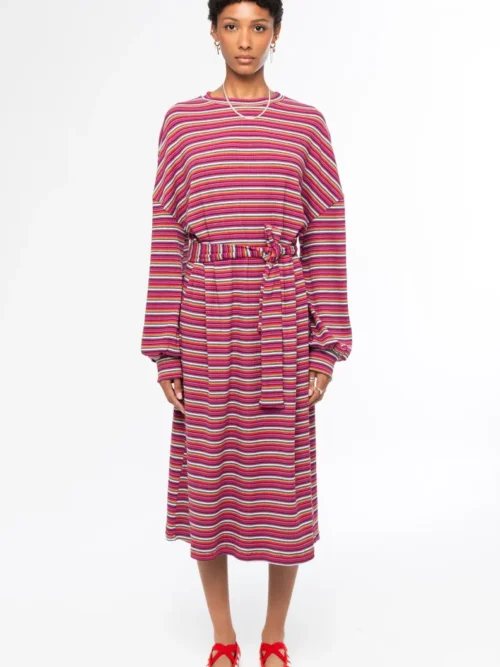 Το Harmony Long Dress της Peace + Chaos είναι ένα μακρύ πλεκτό φόρεμα που συνδυάζει την άνεση με τη σύγχρονη streetwear αισθητική. Διαθέτει πολύχρωμο all-over ριγέ μοτίβο, σχεδιασμένο αποκλειστικά για την Peace + Chaos, χαρίζοντας στο φόρεμα έντονο και ξεχωριστό χαρακτήρα.