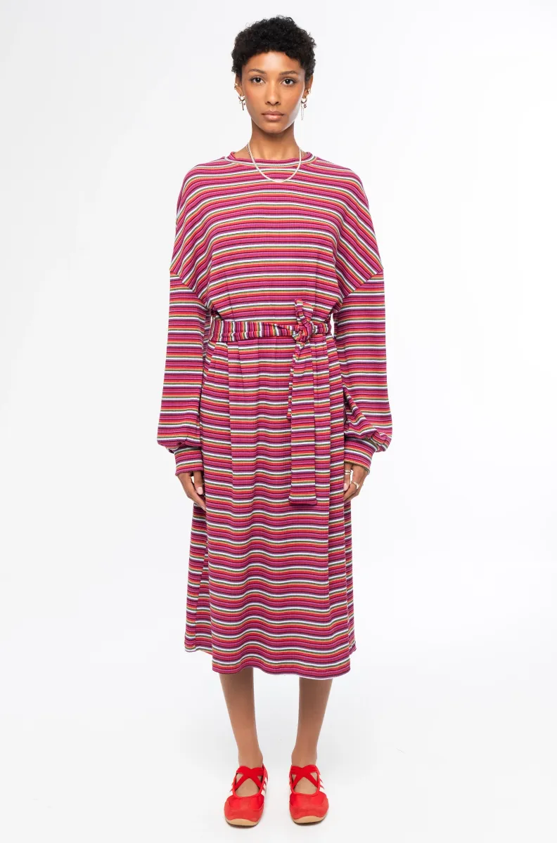 Το Harmony Long Dress της Peace + Chaos είναι ένα μακρύ πλεκτό φόρεμα που συνδυάζει την άνεση με τη σύγχρονη streetwear αισθητική. Διαθέτει πολύχρωμο all-over ριγέ μοτίβο, σχεδιασμένο αποκλειστικά για την Peace + Chaos, χαρίζοντας στο φόρεμα έντονο και ξεχωριστό χαρακτήρα.