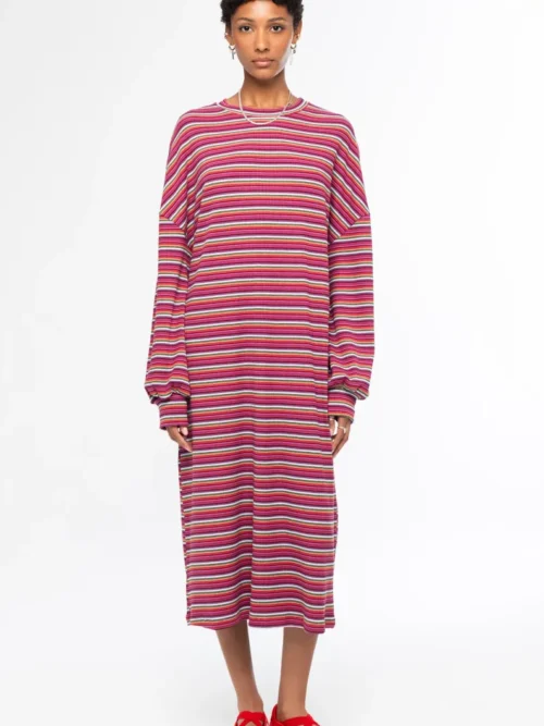 Το Harmony Long Dress της Peace + Chaos είναι ένα μακρύ πλεκτό φόρεμα που συνδυάζει την άνεση με τη σύγχρονη streetwear αισθητική. Διαθέτει πολύχρωμο all-over ριγέ μοτίβο, σχεδιασμένο αποκλειστικά για την Peace + Chaos, χαρίζοντας στο φόρεμα έντονο και ξεχωριστό χαρακτήρα.