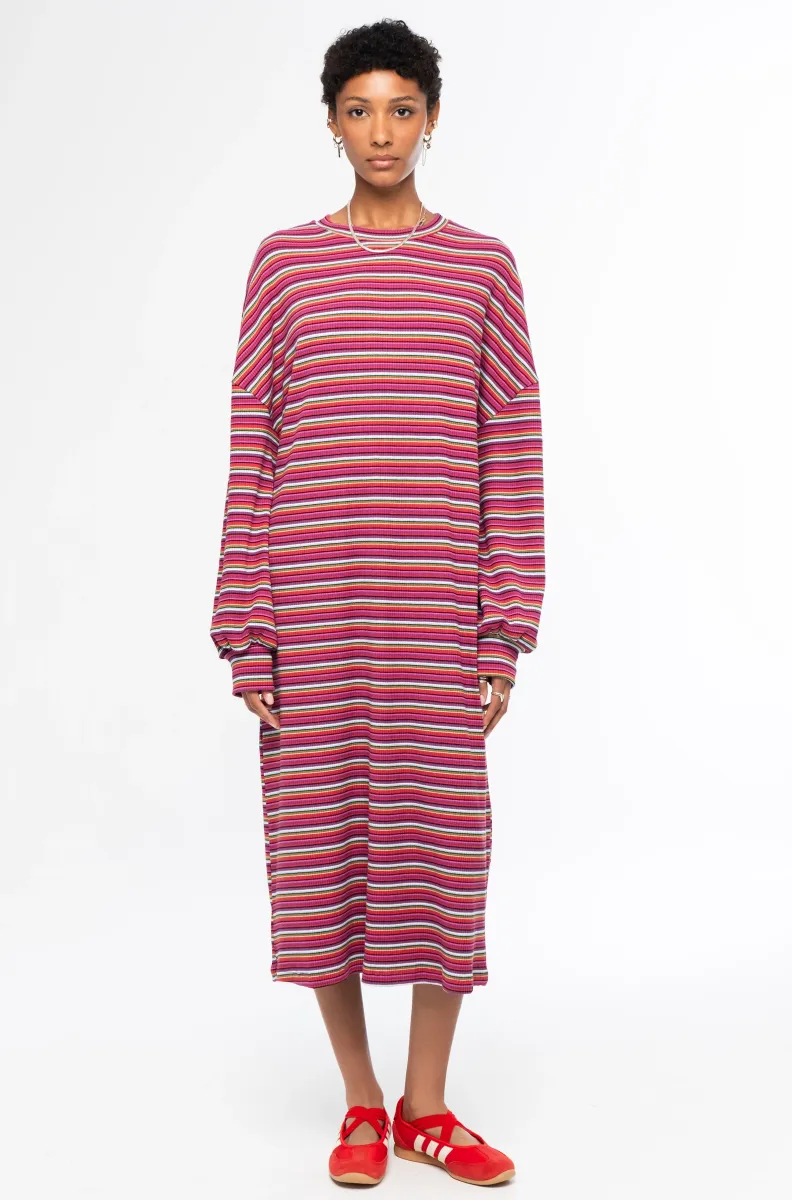Το Harmony Long Dress της Peace + Chaos είναι ένα μακρύ πλεκτό φόρεμα που συνδυάζει την άνεση με τη σύγχρονη streetwear αισθητική. Διαθέτει πολύχρωμο all-over ριγέ μοτίβο, σχεδιασμένο αποκλειστικά για την Peace + Chaos, χαρίζοντας στο φόρεμα έντονο και ξεχωριστό χαρακτήρα.