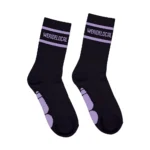 Οι DIVISION BLACK/LILAC SOCKS συνδυάζουν αθλητικό χαρακτήρα και minimal αισθητική σε έναν διαχρονικό χρωματικό συνδυασμό μαύρου και λιλά.