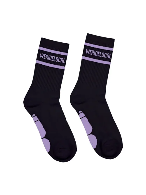 Οι DIVISION BLACK/LILAC SOCKS συνδυάζουν αθλητικό χαρακτήρα και minimal αισθητική σε έναν διαχρονικό χρωματικό συνδυασμό μαύρου και λιλά.