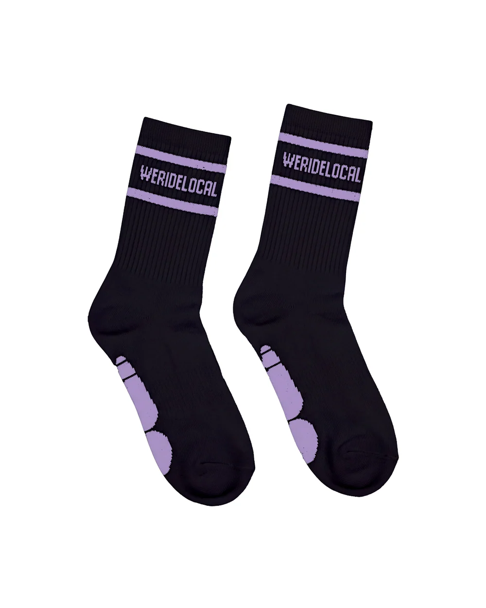 Οι DIVISION BLACK/LILAC SOCKS συνδυάζουν αθλητικό χαρακτήρα και minimal αισθητική σε έναν διαχρονικό χρωματικό συνδυασμό μαύρου και λιλά.