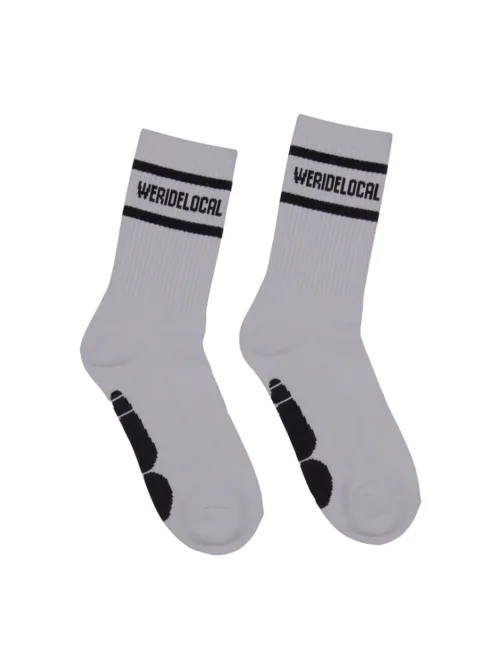 Οι DIVISION GREY SOCKS συνδυάζουν άνεση και sporty αισθητική σε μια διαχρονική γκρι απόχρωση.
