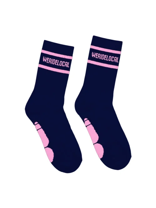Οι DIVISION DARK BLUE SOCKS συνδυάζουν αθλητικό στυλ και καθημερινή άνεση σε μια διαχρονική σκούρα μπλε απόχρωση.