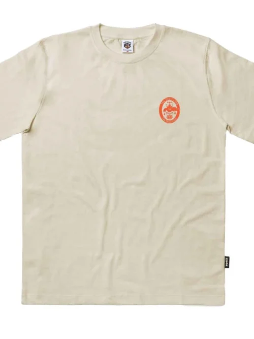 Premium ανδρικό κοντομάνικο T-shirt The Devils Tap της The Dudes, σε απόχρωση Almond Milk. Κατασκευασμένο από 100% οργανικό βαμβάκι Fair Trade, συνδυάζει άνεση, ανθεκτικότητα και ποιοτική κατασκευή για καθημερινή χρήση.
