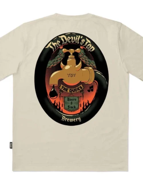 Premium ανδρικό κοντομάνικο T-shirt The Devils Tap της The Dudes, σε απόχρωση Almond Milk. Κατασκευασμένο από 100% οργανικό βαμβάκι Fair Trade, συνδυάζει άνεση, ανθεκτικότητα και ποιοτική κατασκευή για καθημερινή χρήση.