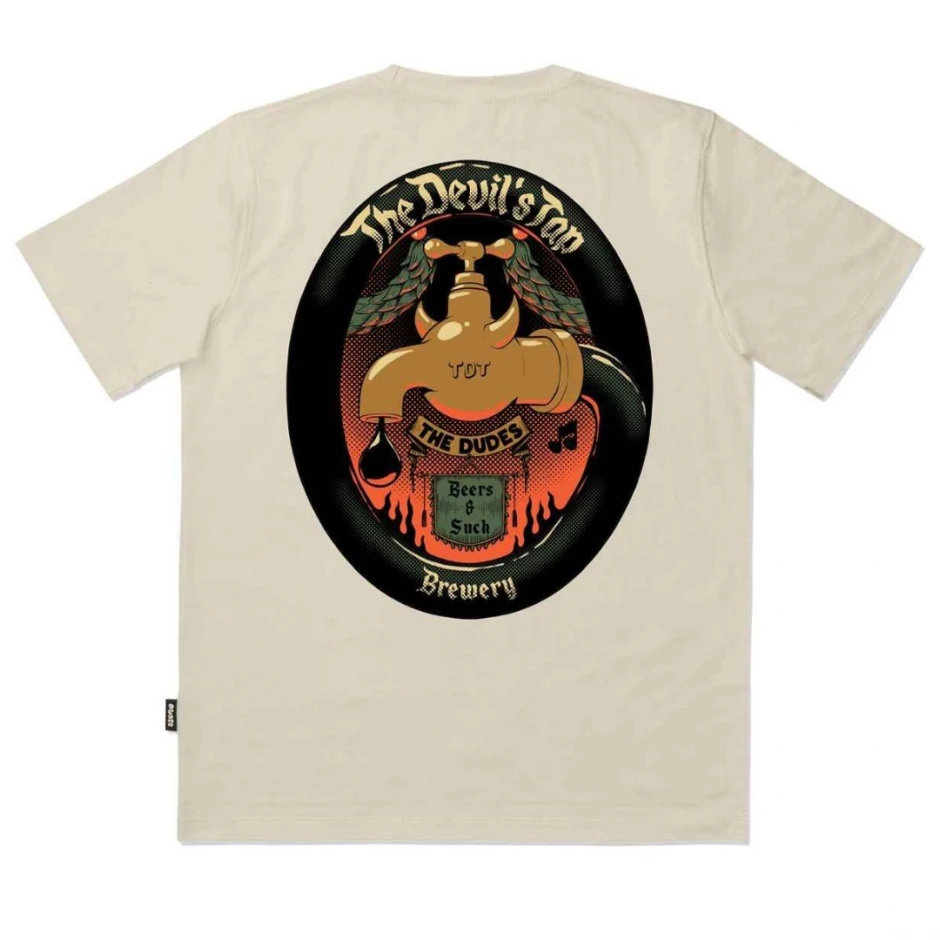 Premium ανδρικό κοντομάνικο T-shirt The Devils Tap της The Dudes, σε απόχρωση Almond Milk. Κατασκευασμένο από 100% οργανικό βαμβάκι Fair Trade, συνδυάζει άνεση, ανθεκτικότητα και ποιοτική κατασκευή για καθημερινή χρήση.