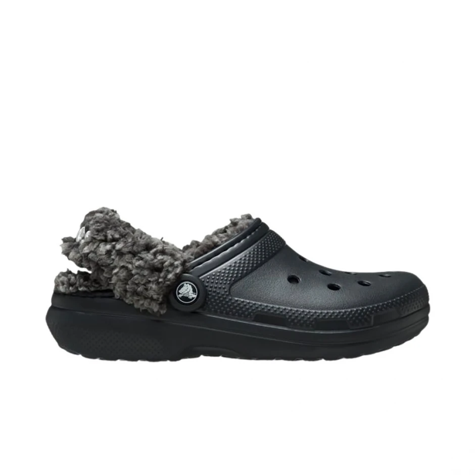 Τα Crocs Classic Fleece Lined Clogs συνδυάζουν την εμβληματική άνεση των Classic Clogs με μια ζεστή και απαλή επένδυση sherpa fleece, αποτελώντας την ιδανική επιλογή για τις πιο κρύες ημέρες.