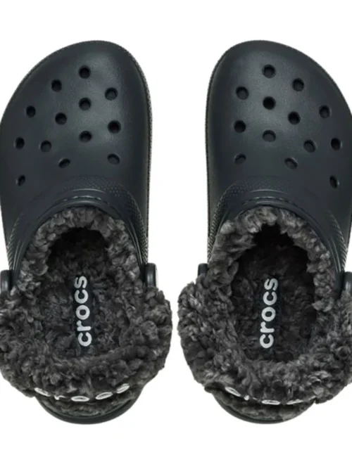 Τα Crocs Classic Fleece Lined Clogs συνδυάζουν την εμβληματική άνεση των Classic Clogs με μια ζεστή και απαλή επένδυση sherpa fleece, αποτελώντας την ιδανική επιλογή για τις πιο κρύες ημέρες.