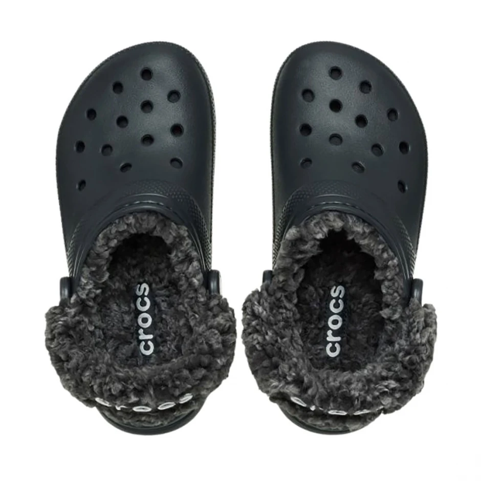 Τα Crocs Classic Fleece Lined Clogs συνδυάζουν την εμβληματική άνεση των Classic Clogs με μια ζεστή και απαλή επένδυση sherpa fleece, αποτελώντας την ιδανική επιλογή για τις πιο κρύες ημέρες.